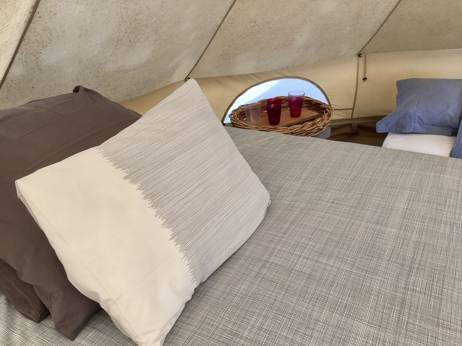 Lit de la tente tipi avec coussins et linge de maison