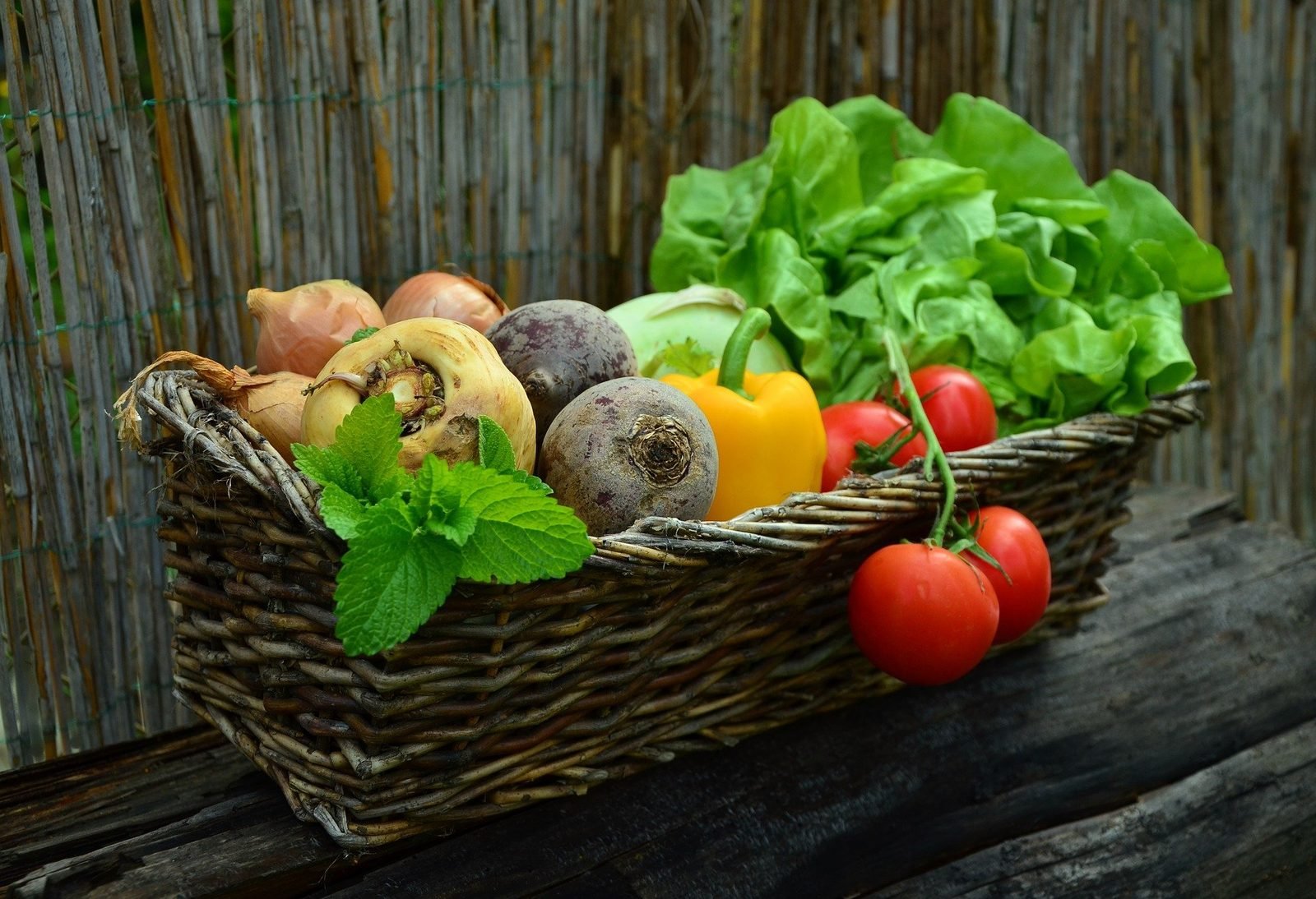 Panier de légumes frais pour la table d'hôtes