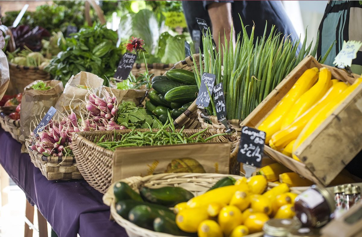Étal de fruits et légumes sur un marché du Pays Basque