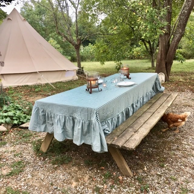 Table dressée dehors sous les arbres pour la table d'hôtes de la Maison Iturria à Gamarthe