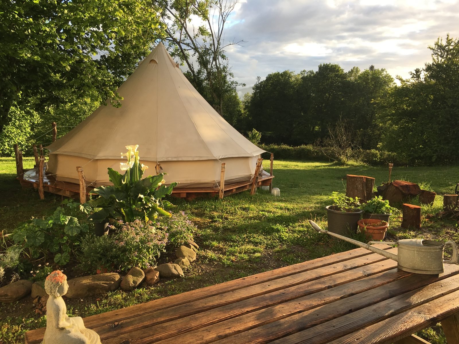 Tente tipi de la Maison Iturria sur sa terrasse en bois au lever du soleil, à Gamarthe au Pays Basque