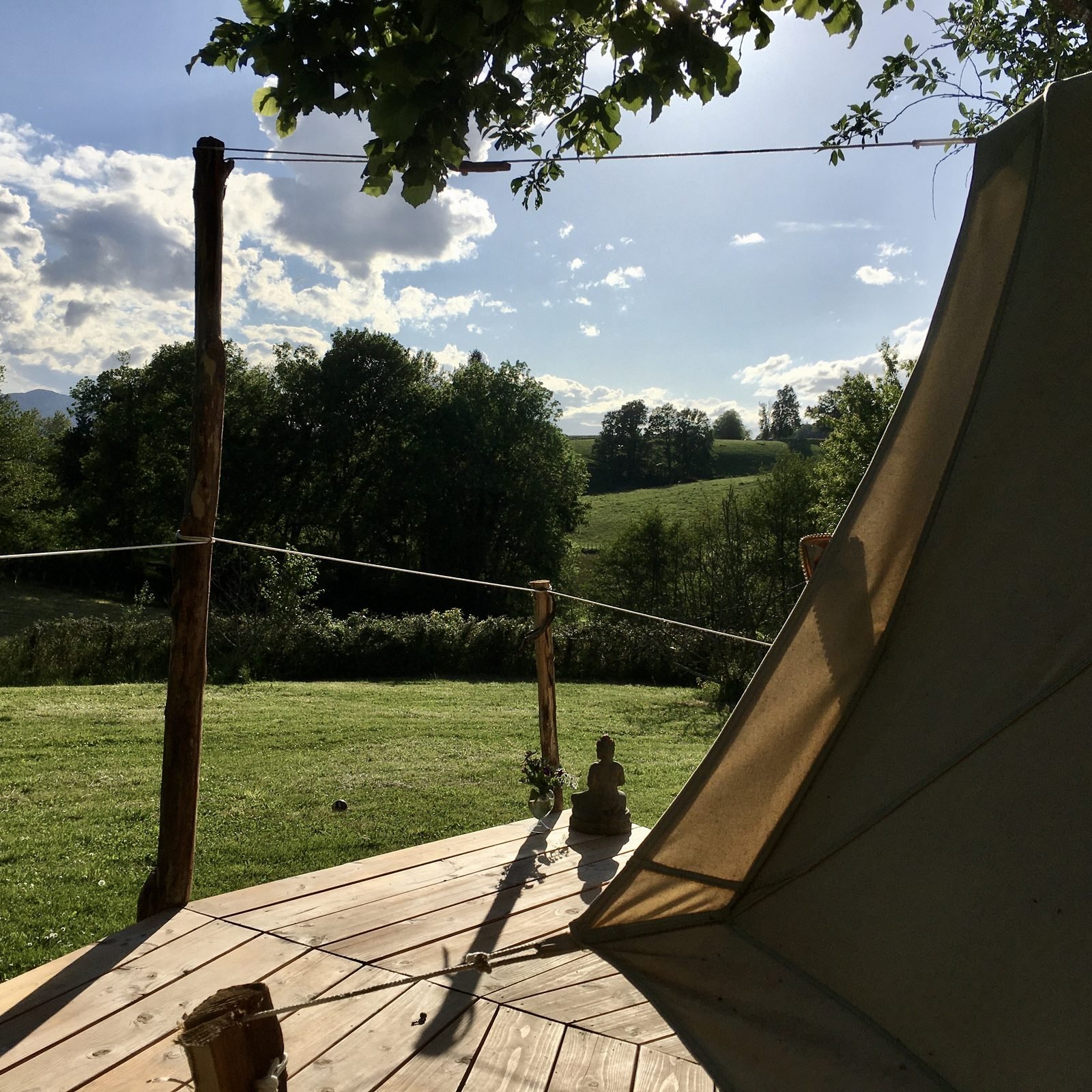 Terrasse en bois de la tente tipi ouverte sur le jardin du Domaine Larralde Borda